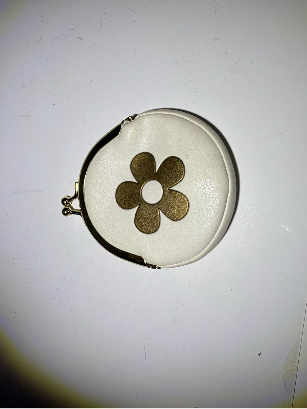 Marc Jacobs Daisy Round Coin Purse in Cream with Gold Hardware - Picture 2 of 2